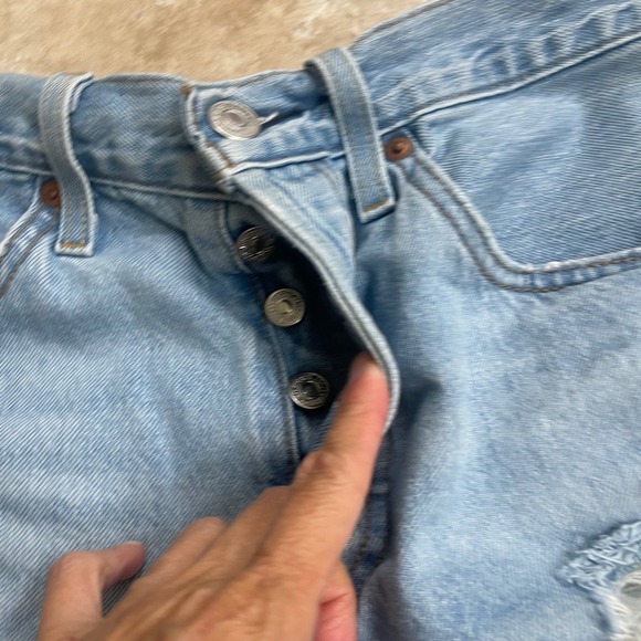 Levi's 501 Women's Light Wash Distressed Denim Cutoff Jean Shorts Size large NWT - Picture 6 of 8